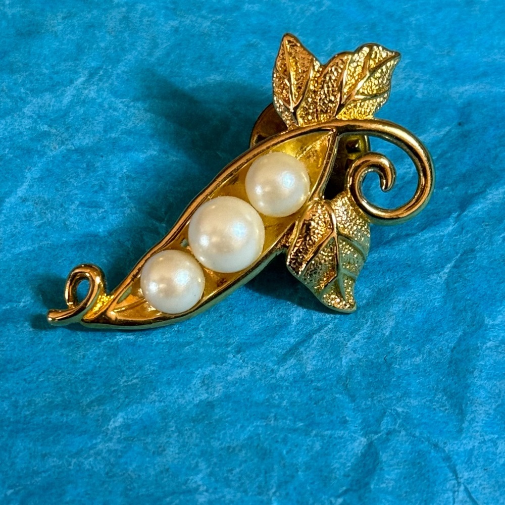 Vintage gold tone and pearl peapod pin/brooch